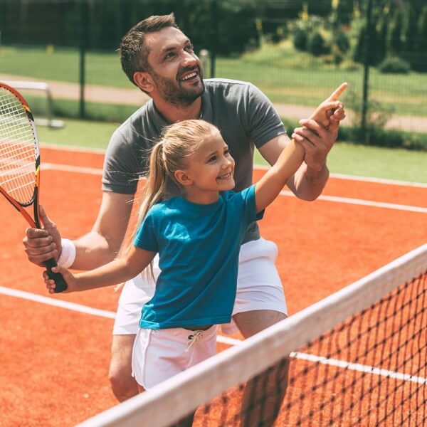 Tennis spielen mit der ganzen Familie